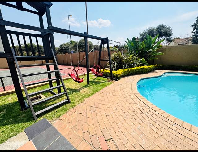2 BEDROOM FLAT FOR SALE IN PINESLOPES